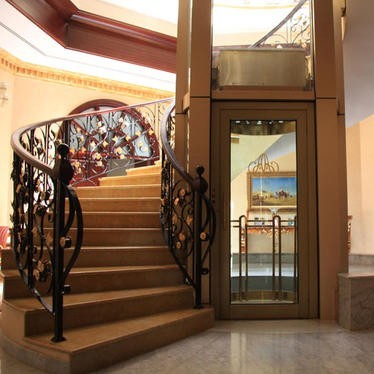 液压梯升降停电货下降后有异响_液压电梯下降时靠什么驱动_液压升降货梯停电后如何下降