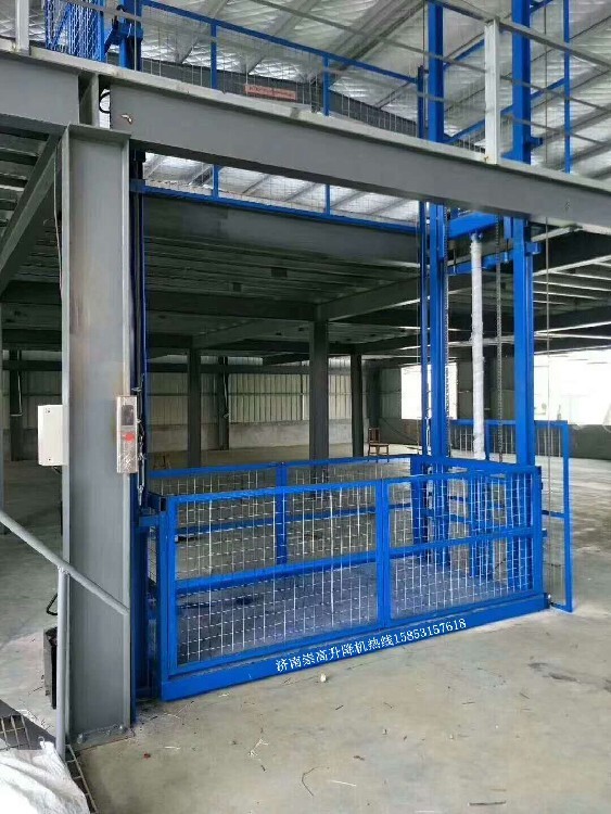 链条升降机工作原理_22米链条升降货梯如何控制_导轨链条液压升降货梯